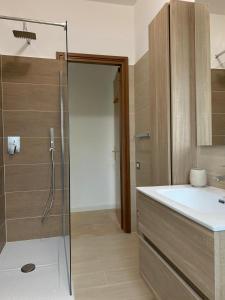 ein Bad mit einer Dusche und einem Waschbecken in der Unterkunft vicinissima ospedale Cisanello Casa Francesca in Pisa