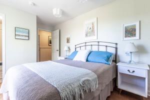 a bedroom with a large bed with a blue pillow at Northview-Blue Mountain-Sauna-Firepit-Balcony-Parking in Blue Mountains