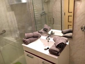 クアルテイラにあるQuarteira Beach Holidaysのバスルーム(シンク、シャワー、タオル付) +17枚の写真