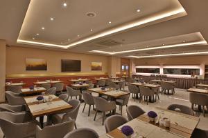- un restaurant avec des tables et des chaises dans une salle dans l'établissement Mardin Airport hotel, à Mardin