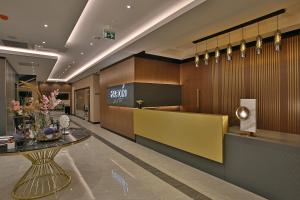- un hall avec une réception et une table dans l'établissement Mardin Airport hotel, à Mardin