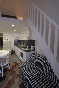 uma sala de estar com uma cama e uma escada em a casa del reuccio em Catânia