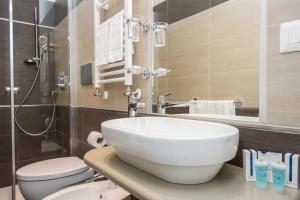 y baño con lavabo blanco y aseo. en Penta Luxury House en Roma