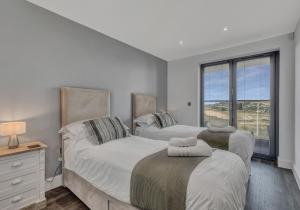 Ένα ή περισσότερα κρεβάτια σε δωμάτιο στο 7 Waterstone House - Luxury Apartment Overlooking South Beach, Tenby