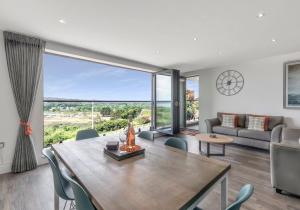 Χώρος καθιστικού στο 7 Waterstone House - Luxury Apartment Overlooking South Beach, Tenby