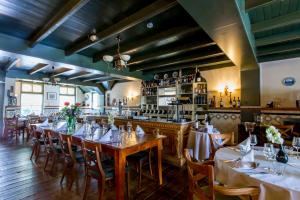 un ristorante con tavoli e sedie e un bar di Fletcher Hotel-Restaurant De Klepperman a Hoevelaken
