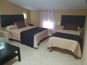 Łóżko lub łóżka w pokoju w obiekcie Hostal Málaga