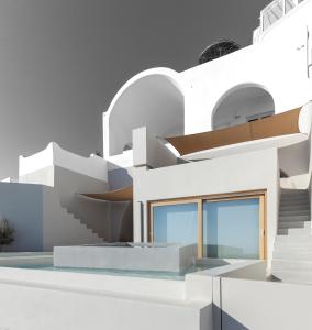 菲羅斯特法尼的住宿－Aesthesis Boutique Villas Firostefani，白色的房子,设有螺旋楼梯
