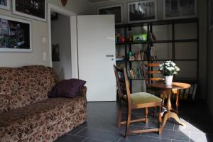 sala de estar con sofá, mesa y silla en Gästezimmer 10 min von der Altstadt entfernt en Hattingen