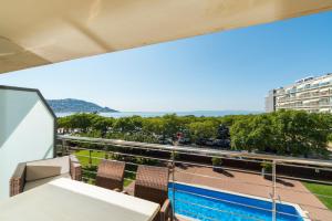 Un balcón con sillas y vistas al océano. en Apartaments Terraza - Salatà Mar, en Roses