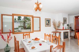 un comedor con una mesa con fruta. en Villa Punta des Port Catorce en Santanyí