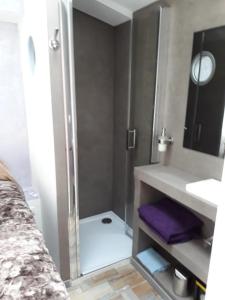 Postel nebo postele na pokoji v ubytování Chambres d'Hotes NATURISTE, Village Naturiste Cap d'Agde, Draps, Serviette, Café, Menage inclus en fin de sejour