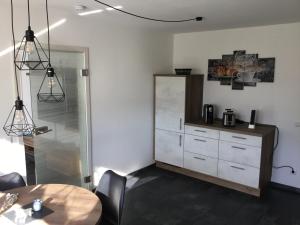 Η κουζίνα ή μικρή κουζίνα στο Ferienwohnung zum Heilbrünnchen +4 φωτογραφίες