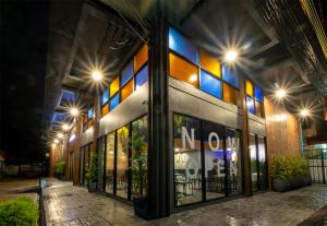 Un escaparate de noche con las luces encendidas en BED Friends Poshtel, en Chiang Rai