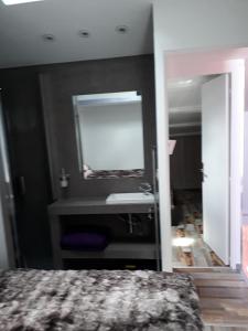 Postel nebo postele na pokoji v ubytování Chambres d'Hotes NATURISTE, Village Naturiste Cap d'Agde, Draps, Serviette, Café, Menage inclus en fin de sejour