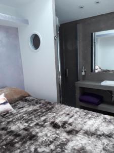 Postel nebo postele na pokoji v ubytování Chambres d'Hotes NATURISTE, Village Naturiste Cap d'Agde, Draps, Serviette, Café, Menage inclus en fin de sejour