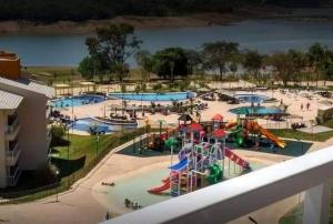 卡爾達斯諾瓦斯的住宿－Eco Resort Ilhas do Lago，水上公园的空中景观,设有滑梯