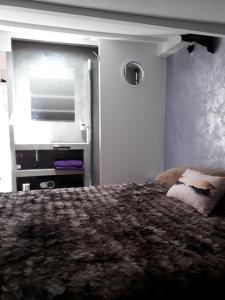 Postel nebo postele na pokoji v ubytování Chambres d'Hotes NATURISTE, Village Naturiste Cap d'Agde, Draps, Serviette, Café, Menage inclus en fin de sejour