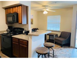 cocina con fogones y encimera en Eagle's Den Suites Andrews a Travelodge by Wyndham, en Andrews