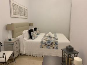 Un dormitorio con una cama, una mesa y una silla. en BRAND NEW APARTMENT, en Tarifa 23 fotos más