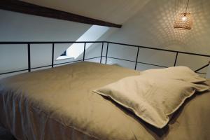 - une chambre avec un lit avec une tête de lit en métal dans l'établissement Le Clocher - Résidence Le Cercle, à Marche-en-Famenne