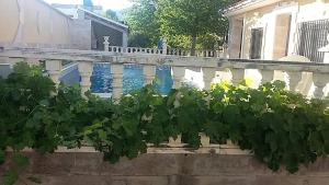 un pont sur une masse d'eau dans l'établissement Casa Rural la Veguilla, à La Almarcha