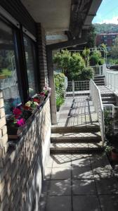 einen Balkon mit Blumen an der Seite eines Hauses in der Unterkunft Stan Breka in Sarajevo