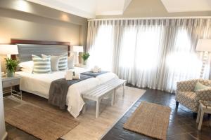 Postel nebo postele na pokoji v ubytování Whalesong Hotel & Spa