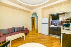 un soggiorno con divano e una cucina di Apartment in Boulevard a Baku