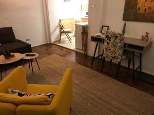 - un salon avec un canapé jaune et une table dans l'établissement Révay 6 Apartment, à Budapest