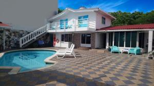 a house with a swimming pool in front of it at Hotel Mare Mare Inn in San Andrés