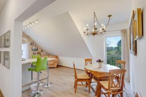 a kitchen and dining room with a table and chairs at Ferienwohnung Familie Arnhofer in Waal