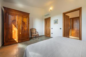 una camera con letto e armadio in legno di Villa Fico 2 a Domus de Maria