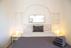 a bedroom with a large bed with two lamps at Playa Flamenca Casa 88 in Playa Flamenca