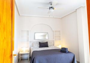 Playa Flamenca Casa 88 في بلايا فلامنكا: غرفة نوم صغيرة بها سرير وسقف