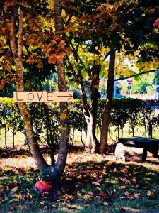 een teken dat zegt liefde op een boom in een park bij Hotel La Fontanella in Serra San Bruno