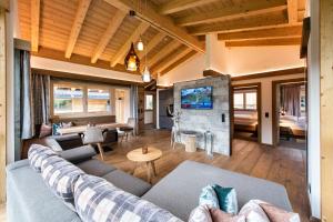 a living room with a couch and a tv at Chalet´s Alpenjuwel in Tux