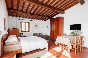 A television and/or entertainment centre at Agriturismo Apparita