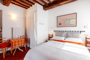 A bed or beds in a room at Agriturismo Apparita Még 37 kép