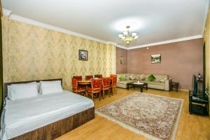 バクーにあるBAKU CITY CENTRE APARTMENTのベッドとダイニングルームのある寝室 +178枚の写真