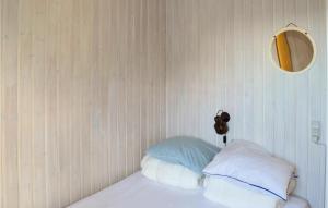 um quarto com uma cama com duas almofadas e um espelho em Stunning Home In Hadsund With House Sea View em Hadsund