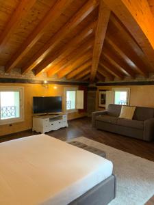 duża sypialnia z dużym łóżkiem i kanapą w obiekcie Quinta Quadra w mieście Chiari