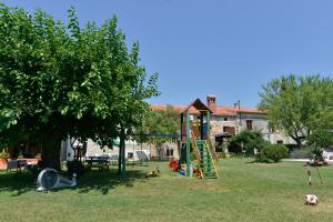 Children's play area sa Kuća za odmor Božac Vodnjan