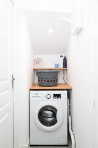 Waschmaschine und Trockner in einer Waschküche in der Unterkunft in the dream of Disneyland Paris in Serris