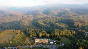een luchtzicht op een vallei met bomen en een huis bij Hotel La Fontanella in Serra San Bruno