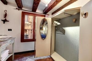 Foto Veneetsias asuva majutusasutuse Canal View Suite in Rialto by Wonderful Italy galeriist