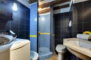 uma casa de banho com um chuveiro, um WC e um lavatório. em Canal View Suite in Rialto by Wonderful Italy em Veneza mais 21 fotografias