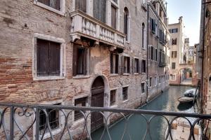 un canal en una ciudad con edificios y un puente en Canal view suite in Rialto, en Venecia