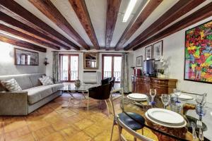Istumisnurk majutusasutuses Canal View Suite in Rialto by Wonderful Italy