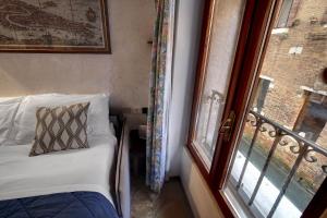 Voodi või voodid majutusasutuse Canal View Suite in Rialto by Wonderful Italy toas